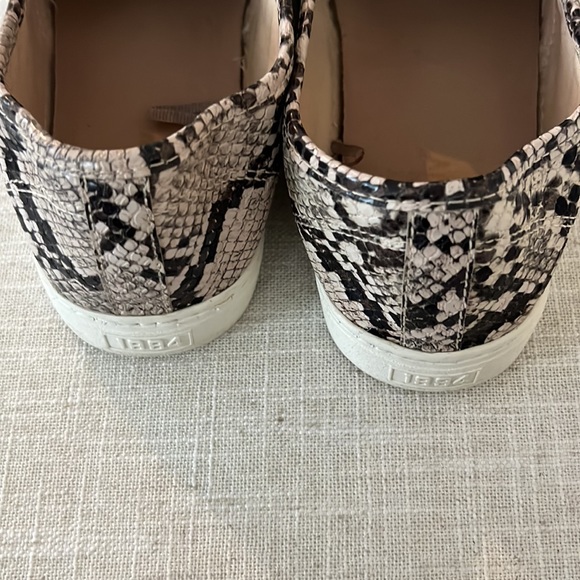 Old navy flats - Picture 3 of 3